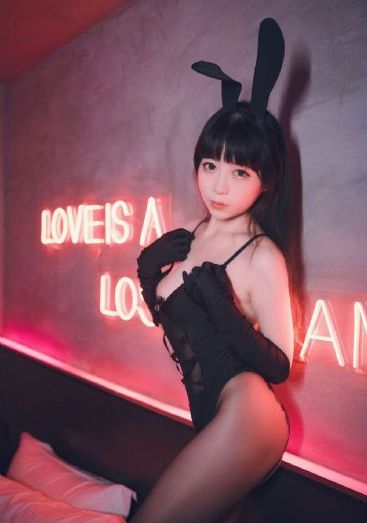 老师办公室在我们教室旁边怎么说